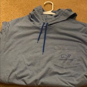 Vineyard vines tee (hoodie)